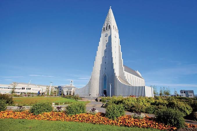 Jour 4 — VISITE DE REYKJAVIK + CROISIÈRE AURORES BORÉALES