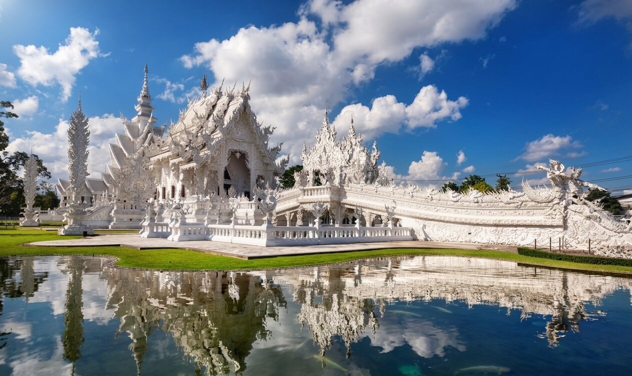 Jour 5 : Excursion à Chiang Rai : Visite du Temple Blanc et du Temple Bleu.