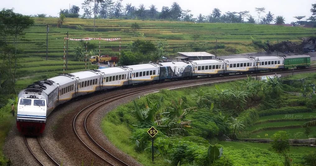 Jour 04 : BANDUNG - YOGYAKARTA EN TRAIN (Petit-déjeuner, Déjeuner, Dîner)