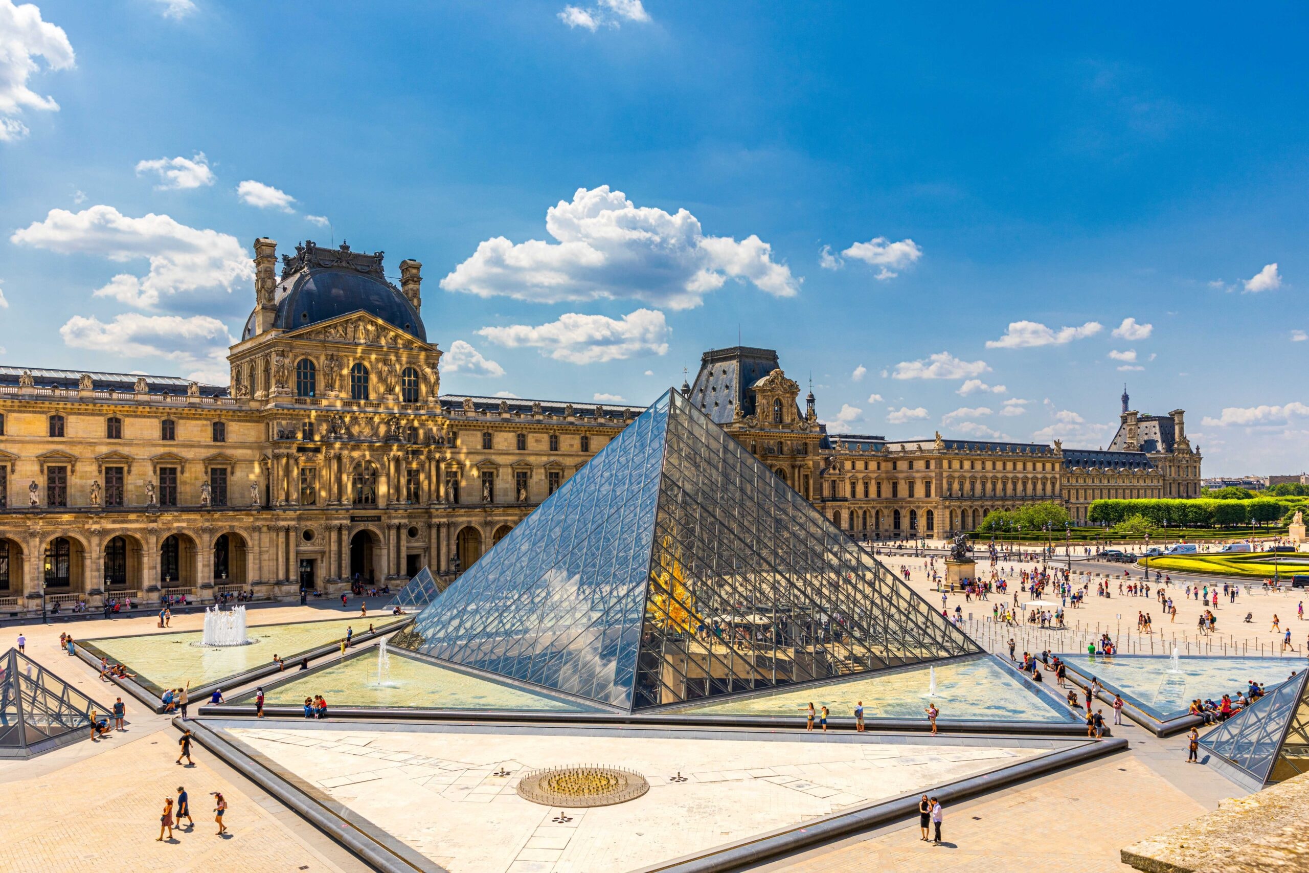 JOUR 3 : Journée libre OU Billet d'entrée OPTIONNEL pour la Tour Eiffel avec sommet en option ET/OU visite guidée du musée du Louvre