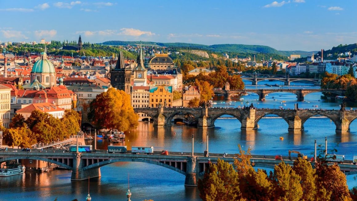 Jour 3 : BUDAPEST – VILLAGES DE LA BOUCLE DU DANUBE – PRAGUE (530 km)