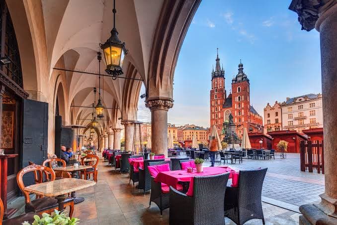 JOUR 1 — Arrivée à Cracovie