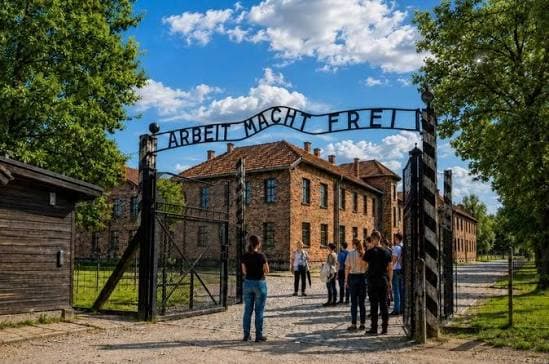 JOUR 3 — Journée libre ou EXCURSION OPTIONNELLE Auschwitz-Birkenau